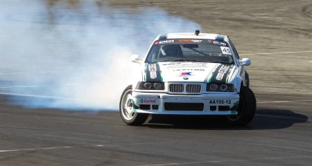 В одном из парков Днепра водитель BMW устроил дрифт-гонку (ВИДЕО)