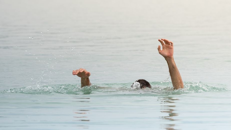 Тело утопленника достали из воды на Монастырском острове в Днепре