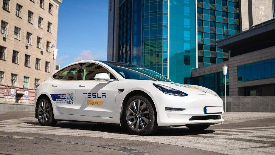 Донат на 500 гривень за електрокар Tesla: Фонд Дениса Парамонова проводить акцію на підтримку лікарень