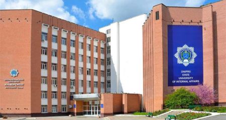 У Дніпрі ДДУВС розпочав службове розслідування через фото курсанта під час пошуків дівчини