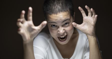 У Дніпрі жінка билася головою об асфальт та кидалася на вітрини магазинів (ВІДЕО)