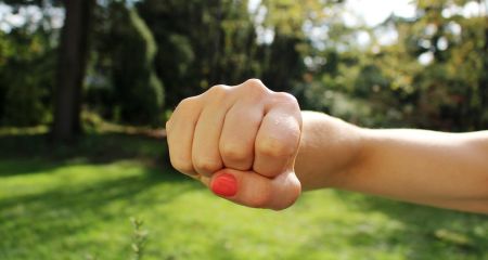 Скандал у Самарі: п'яна жінка відлупцювала дівчинку-підлітка (ВІДЕО)