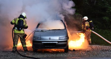 У Дніпрі посеред ночі загорівся припаркований Ford