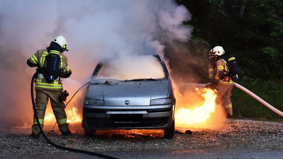 В одном из дворов Днепра загорелся автомобиль, который бросились тушить неравнодушные горожане (ВИДЕО)