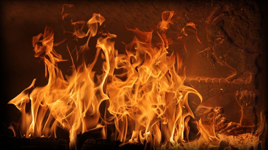 Моторошна пожежа у Кривому Розі: палав балкон багатоповерхівки (ВІДЕО)