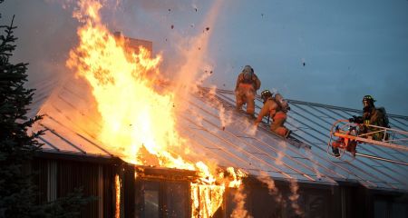 Таксист із пасажиром врятували людину під час пожежі у Камʼянському (ВІДЕО)