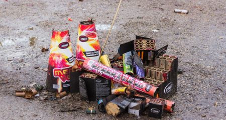 В Кривом Роге подростки терроризируют жителей многоэтажки петардами (ВИДЕО)