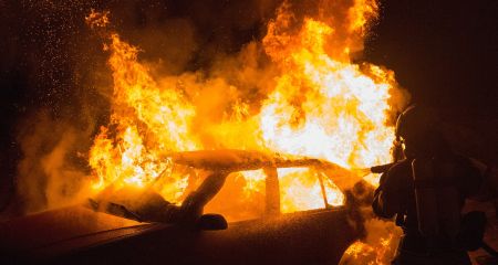 В Днепре мужчина поджег автомобиль военного и начал фотографировать (ФОТО)