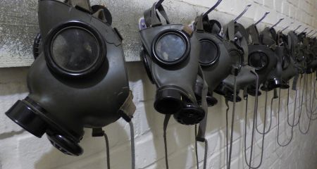 У Кривому Розі підлітки розгулювали містом у протигазах (ВІДЕО)