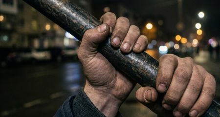 В Каменском мужчина чуть не убил знакомого металлической трубой