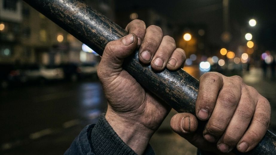 В Каменском мужчина чуть не убил знакомого металлической трубой