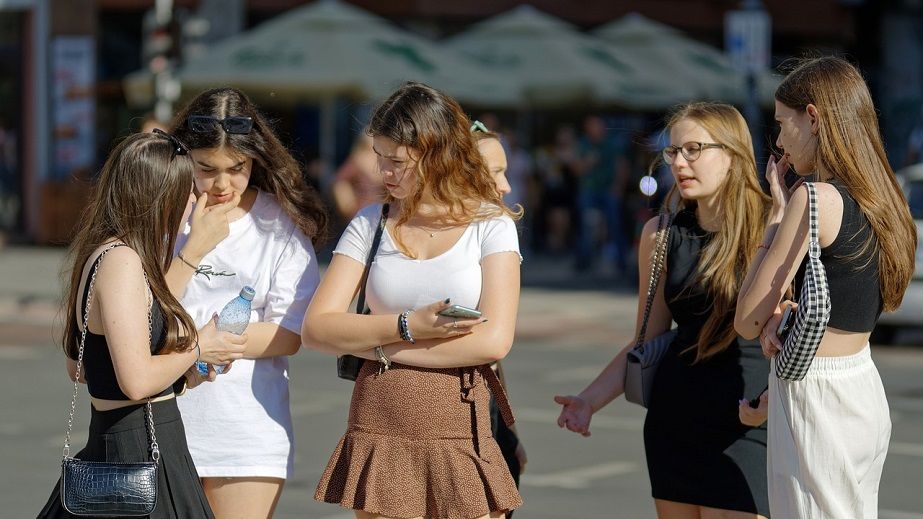 В Днепре девушки-подростки устроили "дикие танцы" посреди дороги