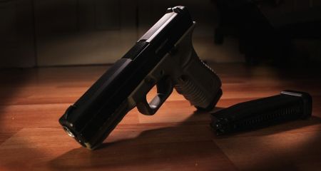 На Дніпропетровщині 2-річний малюк вистрелив у себе з пістолета: що кажуть у поліції