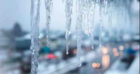 Сосулька упала на авто: алгоритм действий, чтобы возместить ущерб