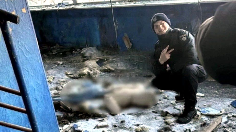 У Дніпрі спалахнув скандал через фото курсанта ДДУВС біля місця загибелі школярки