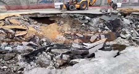 Яма біля Старомостової у Дніпрі росте: які вулиці залишилися без води