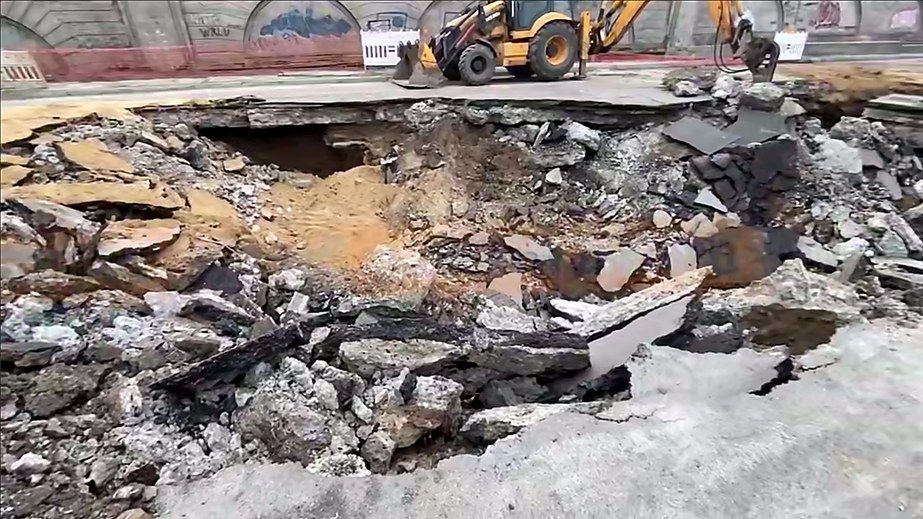 Яма біля Старомостової у Дніпрі росте: які вулиці залишилися без води