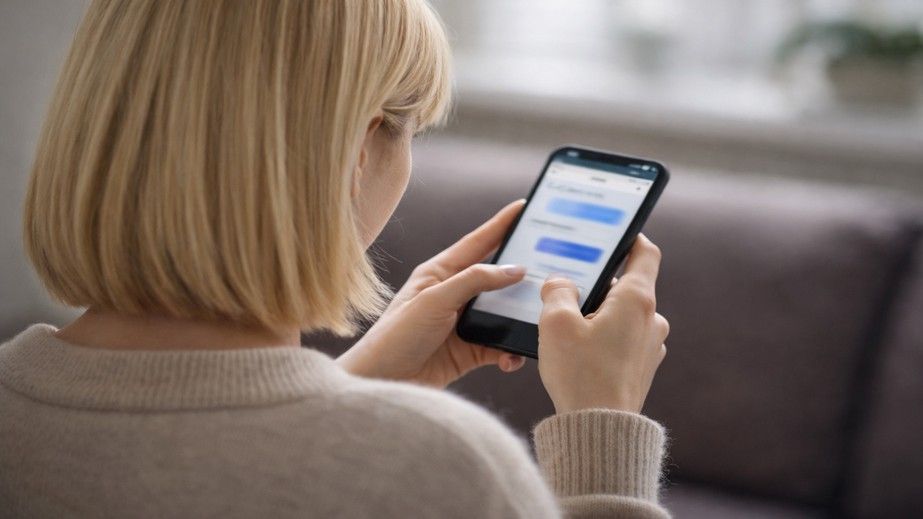 Поліція Синельниківщини викрила аферистку, яка взяла гроші за авто для військового і зникла