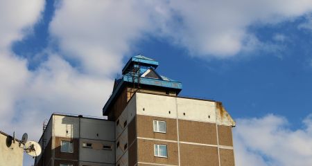 Жители Кривого Рога открыли пляжный сезон на крыше многоэтажки (ВИДЕО)