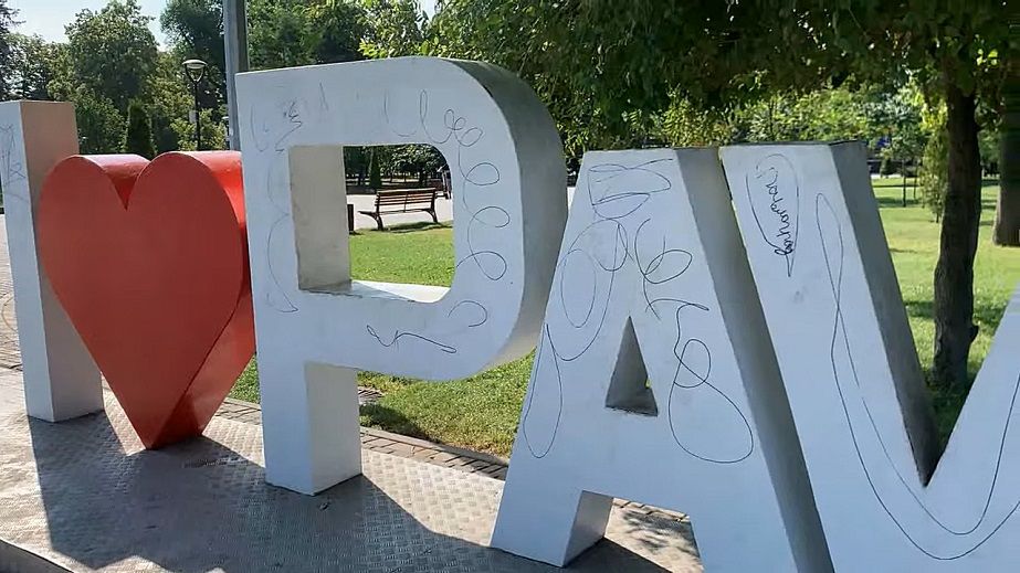 В Павлограде вандалы осквернили культовый арт-объект в центре города (ВИДЕО)