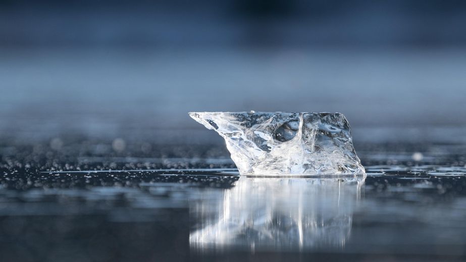 В Кривом Роге дети бросают куски льда в автомобили (ВИДЕО)
