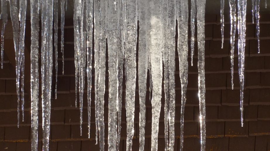 Гігантська бурулька впала на голову жінкам у Дніпрі (ВІДЕО)