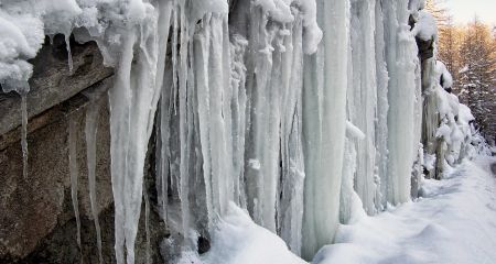 Пориви теплотрас у Кривому Розі створюють крижане королівство (ФОТО, ВІДЕО)