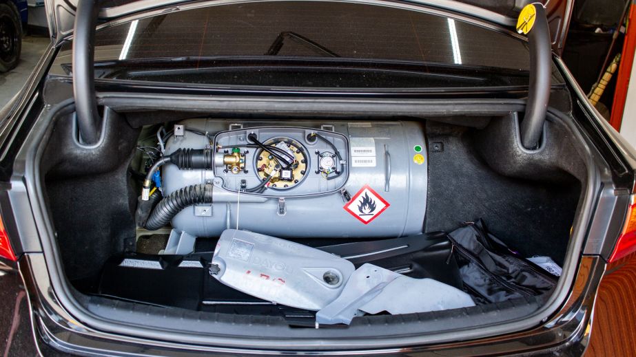 На Дніпропетровщині під час вибуху газового балону в авто опіки отримали двоє людей (ФОТО)