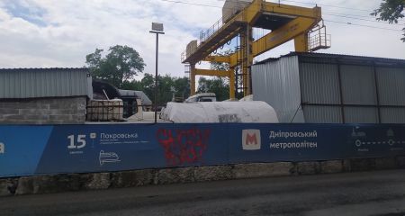 У Дніпрі малолітні "художники" атакують паркан метро і розмальовують його (ВІДЕО)