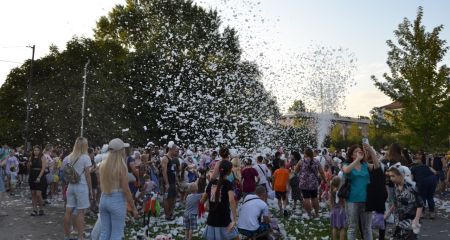 Пінна вечірка і яскраві малюнки: як у Дніпрі святкували День Незалежності (ВІДЕО)