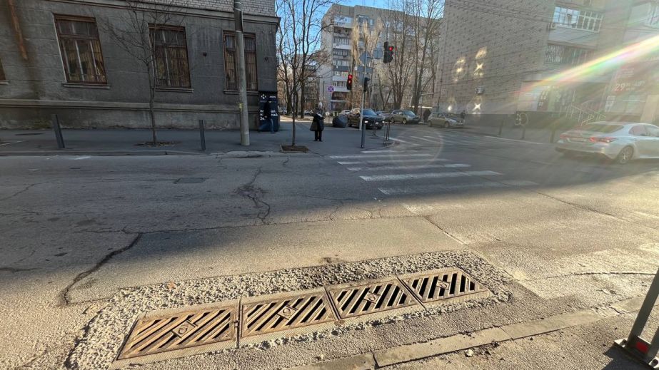 В Днепре очищают дождеприемники во избежание затоплений во время ливней (ФОТО)