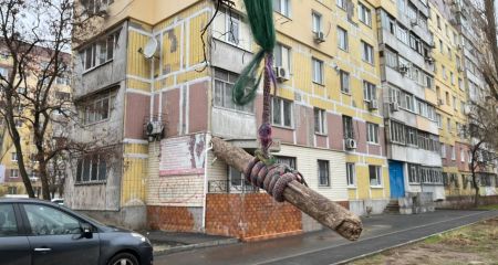 В Днепре на Левобережном-3 появилась тарзанка посреди двора (ФОТО, ВИДЕО)