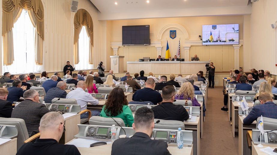 Деньги для военных и поддержка прифронтовых общин: за что голосовали на сессии Днепропетровского облсовета (ВИДЕО)