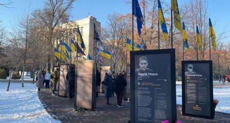 У Дніпрі в сквері Героїв оновили стели з історіями захисників України (ФОТО, ВІДЕО)