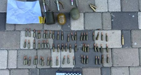 Біля поліклініки у Дніпрі знайшли пакет з боєприпасами