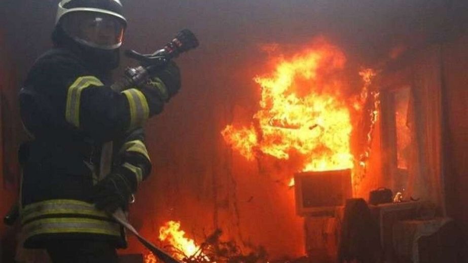 В Днепре в многоэтажке "взорвался" телевизор и вызвал пожар