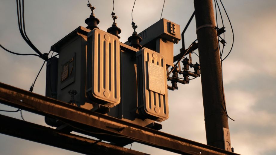 Ворог невпинно атакує енергетику: на Дніпропетровщині село залишилося без світла (ФОТО)