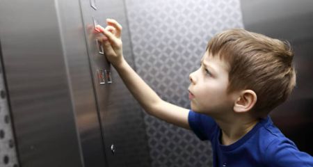 В многоэтажке Днепра упал лифт с ребенком внутри (ВИДЕО)