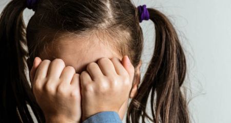 В Кривом Роге горе-мать избила малолетнюю дочь посреди улицы из-зи сока (ВИДЕО)