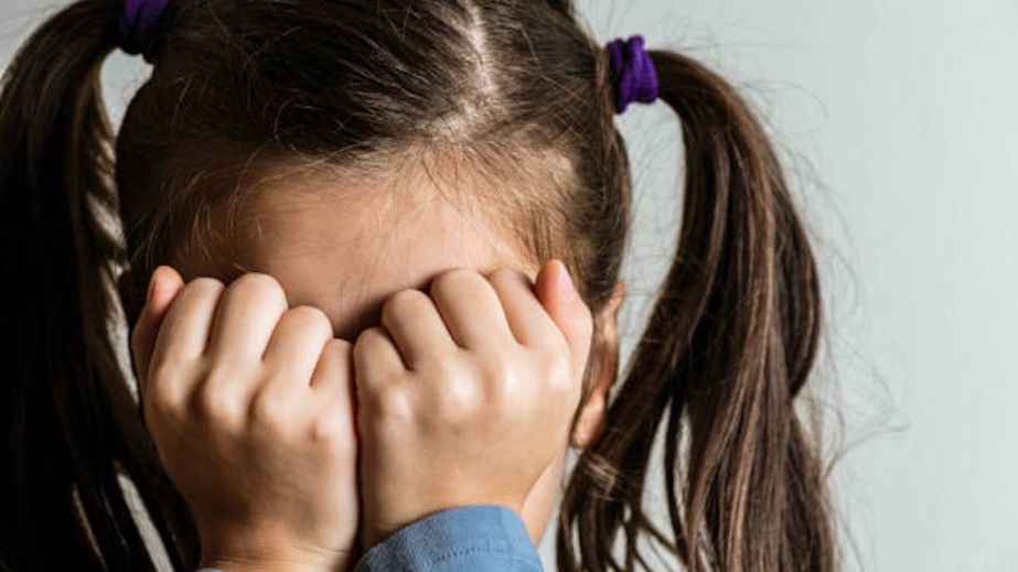 В Кривом Роге горе-мать избила малолетнюю дочь посреди улицы из-зи сока (ВИДЕО)