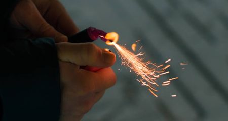 У Дніпрі невідомі вночі налякали мешканців запуском піротехніки (ВІДЕО)