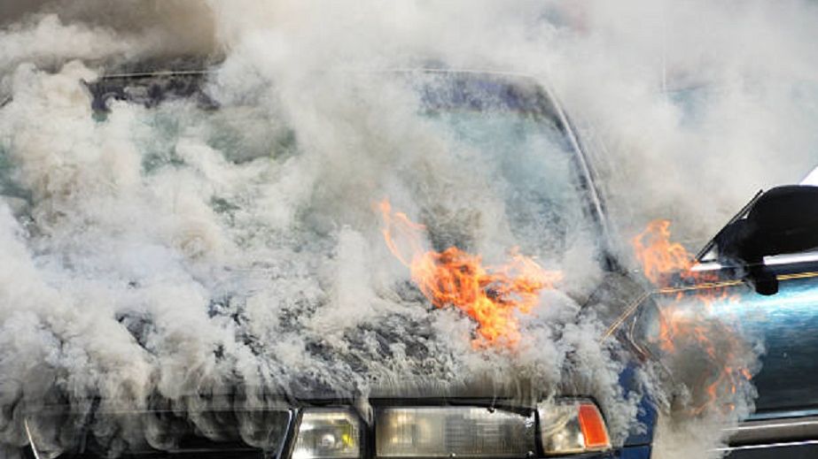 В одном из районов Днепра загорелся автомобиль охранной службы (ВИДЕО)