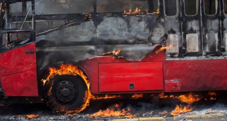 С пассажирами на ходу в Каменском загорелся автобус (ВИДЕО)