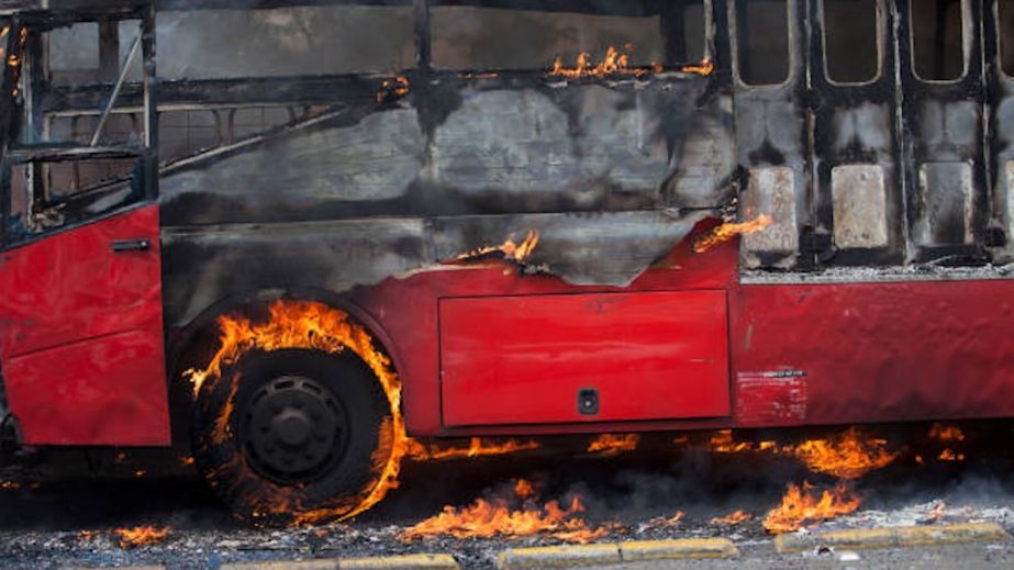 С пассажирами на ходу в Каменском загорелся автобус (ВИДЕО)