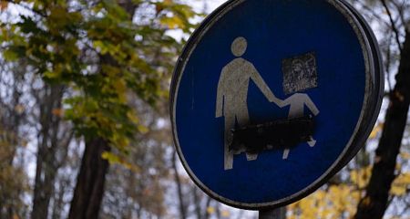 Ранковий дебош у Кривому Розі: пʼяні підлітки розтрощили дитячий майданчик та територію біля ТРЦ (ВІДЕО)