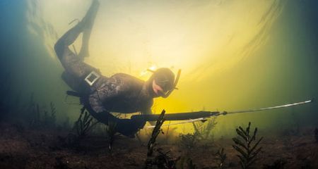 На Дніпропетровщині судять "рибалку", який полював на щук і раків з підводною рушницею з гарпуном