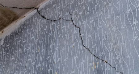 Щель размером с ладонь: в Каменском многоэтажка разваливается на глазах людей (ВИДЕО)