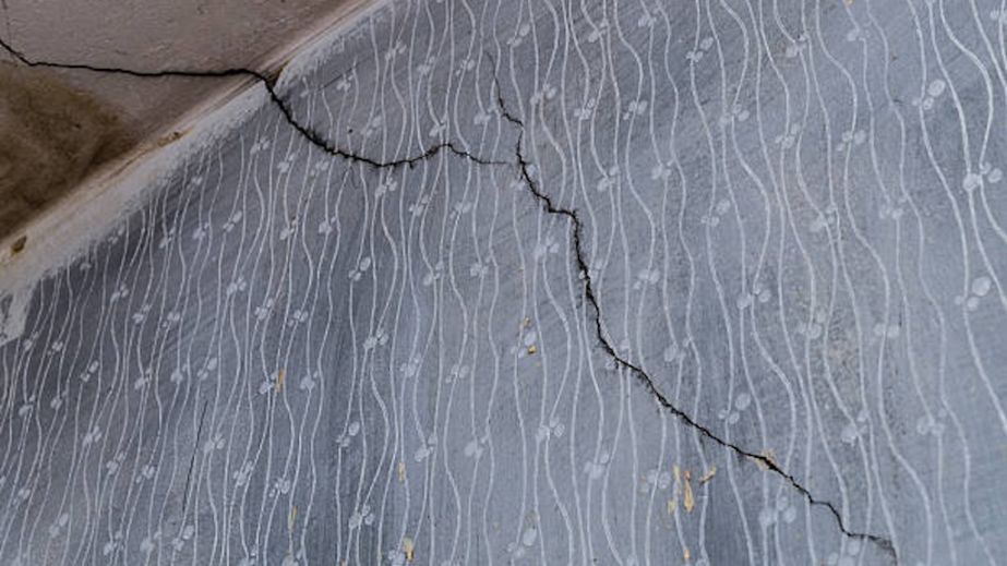 Щілина розміром з долоню: у Камʼянському багатоповерхівка розвалюється на очах людей (ВІДЕО)