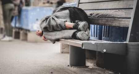 У Дніпрі дівчина-підліток влаштувала побиття безпритульного чоловіка (ВІДЕО)