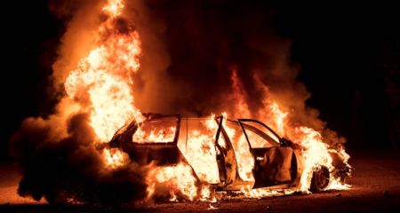 Нічний вибух у Кривому Розі: у дворі злетіла у повітря покинута автівка (ВІДЕО)